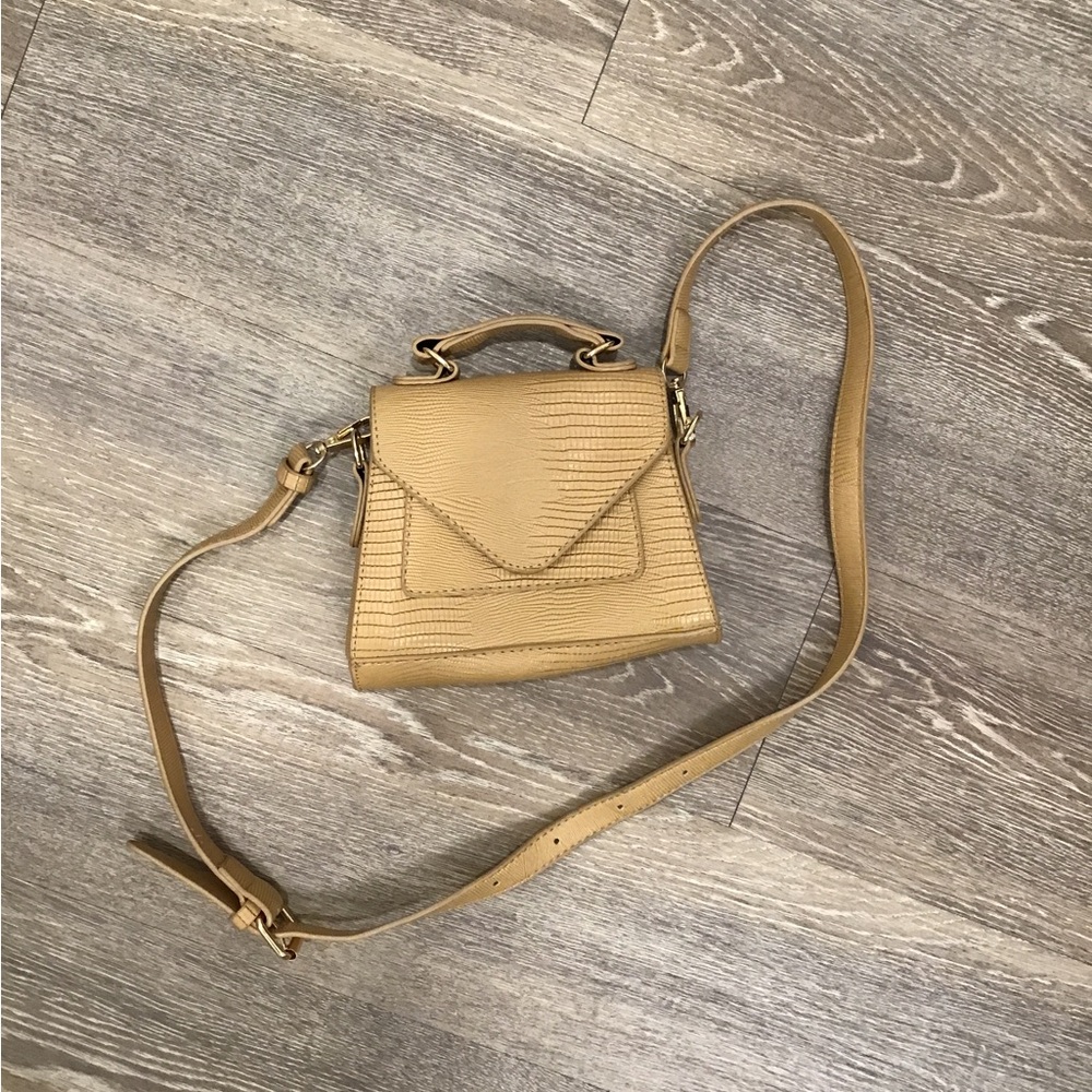 Elegant Tan Leather Crossbody Bag